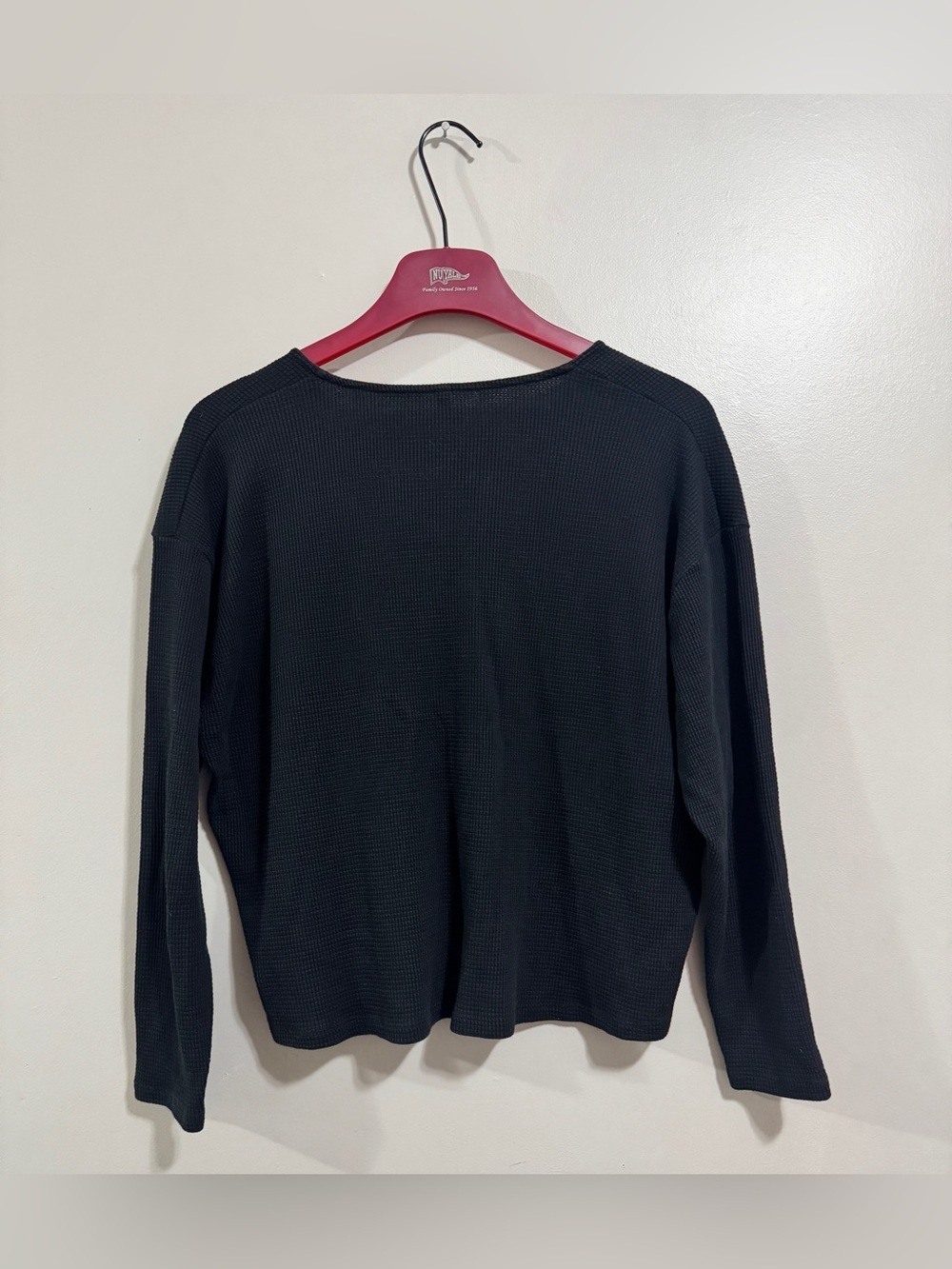 Aritzia Babaton Black Waffle Knit Long Sleeve Top Relaxed Fit Size Medium - Picture 2 of 4